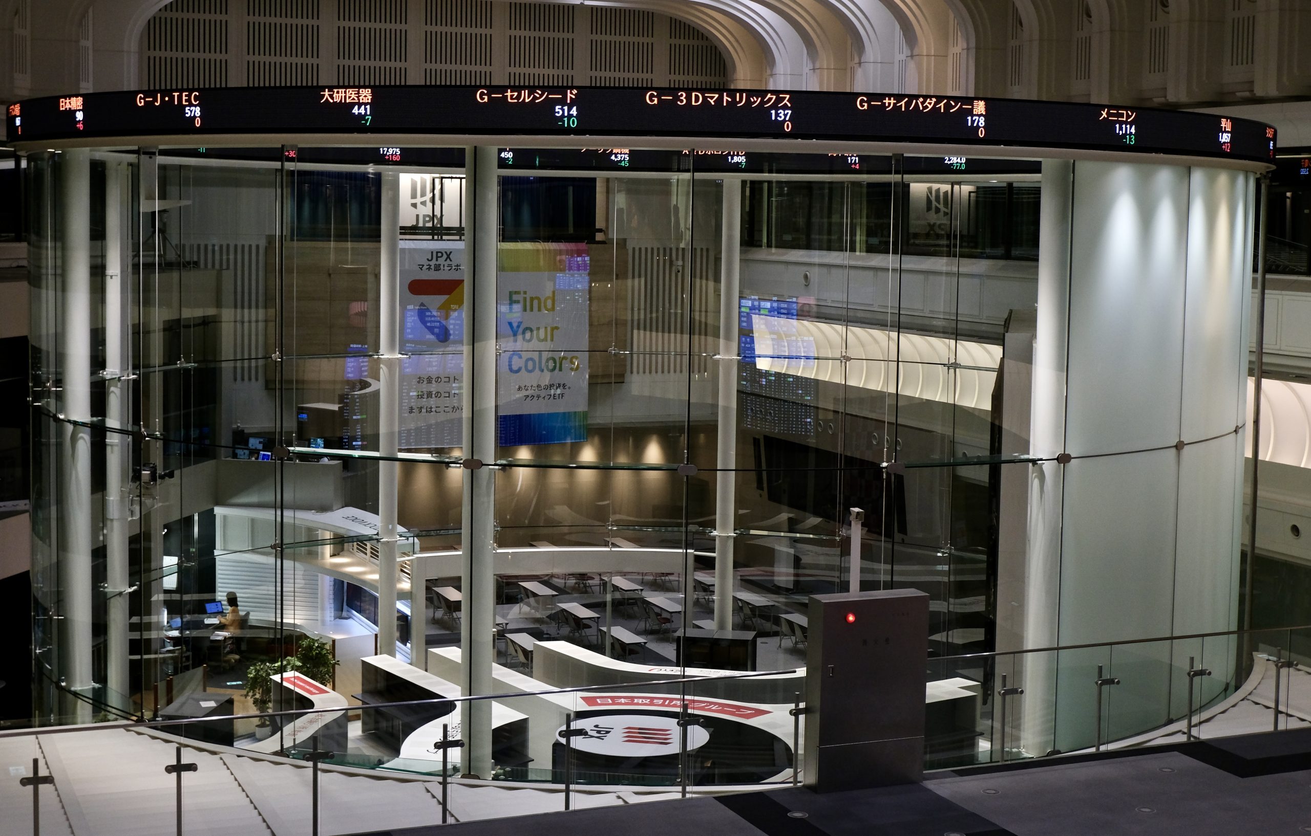 The architecture of Tokyo Stock Exchange features glasses, showing a commitment for transparent market operation.